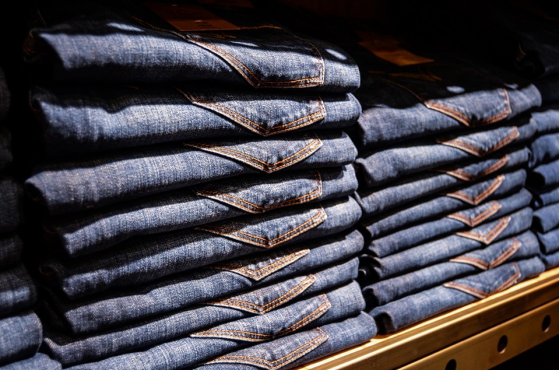 magasin-RAMATUELLE-min_jeans_pants_blue_shop_shopping_shelf_exhibition_buy-940702